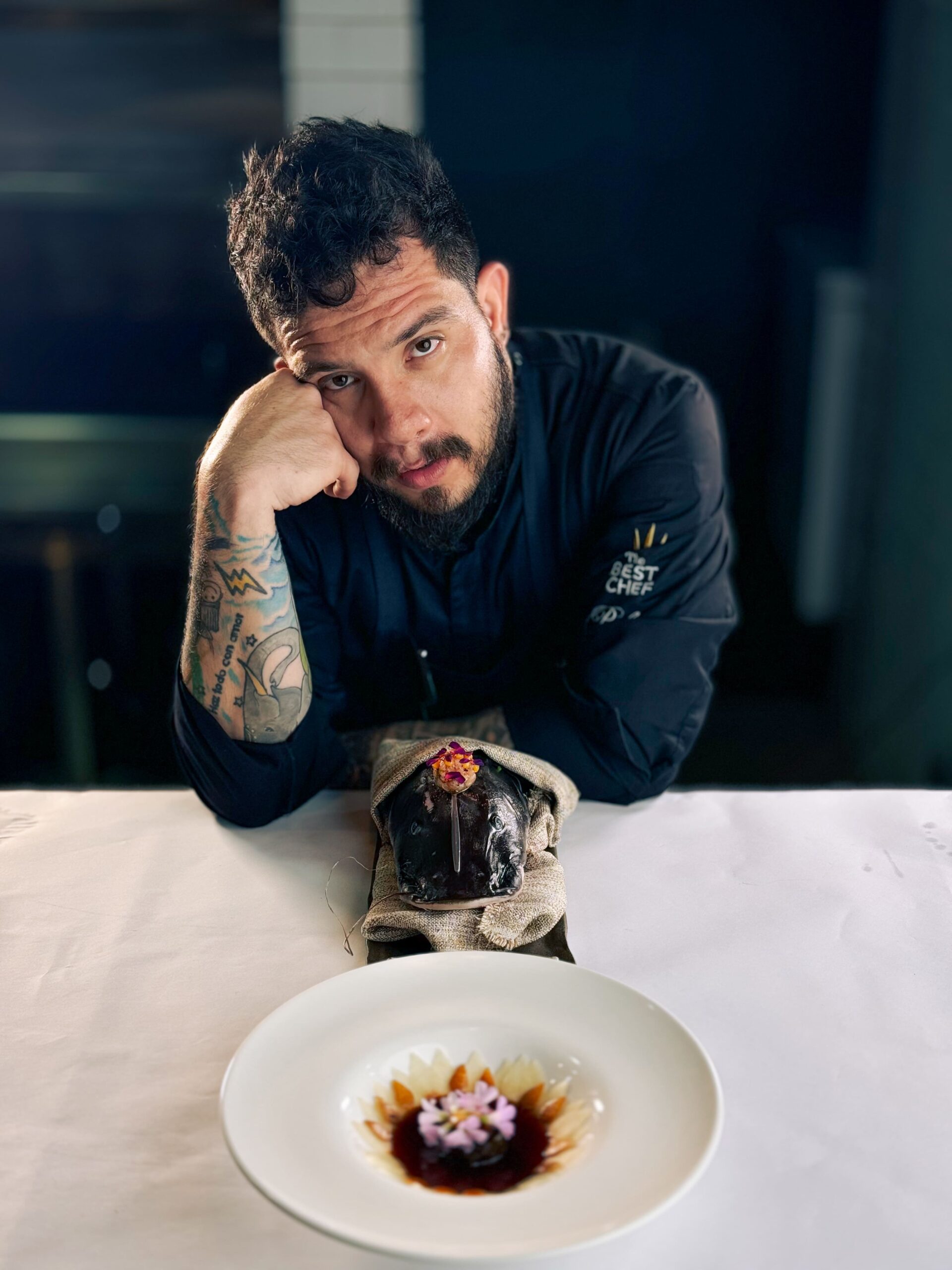 Chef Camilo Murcci preparando un plato sofisticado de la cocina colombiana