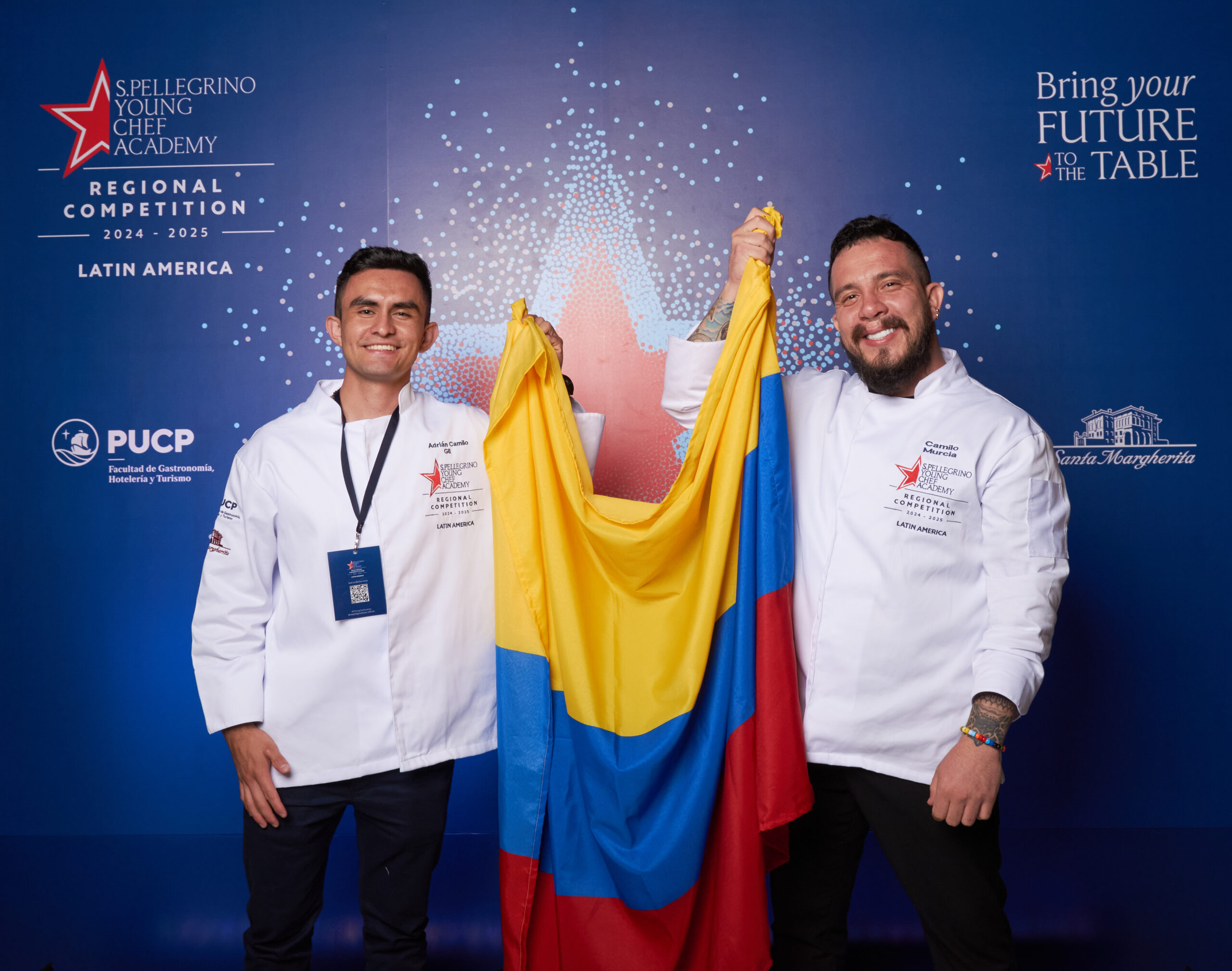 Participar en el San Pellegrino Young Chef Academy en Perú fue una experiencia inolvidable, llena de emociones, aprendizajes y momentos significativos. Desde el principio, la atmósfera del evento irradiaba una energía única, donde el talento joven y el espíritu de la innovación culinaria se encontraban en perfecta armonía. Fui como mentor de uno de los cocineros Adrian Gil, lo que me permitió no solo aportarle y guiarlo en el proceso creativo y técnico, sino también acompañarlo en un viaje personal y profesional que nos desafió y nos hizo crecer a ambos. Desde la elección de los ingredientes hasta la presentación final del plato, cada decisión reflejaba nuestra filosofía: la conexión con la tierra, el respeto por los productos locales y la pasión por contar una historia a través de cada bocado. Ver cómo mi cocinero enfrentaba los retos con valentía y determinación fue inspirador. Lo observé tomar decisiones cruciales bajo presión, equilibrar sabores y texturas, y expresar su creatividad con maestría. A lo largo de la competencia, pude sentir el orgullo de ser parte de este equipo San Pellegrino Latinoamérica, sabiendo que cada paso que daba en la cocina era un reflejo del arduo trabajo, el compromiso y la visión que compartimos. El evento no solo fue una plataforma para demostrar talento, sino también un espacio de aprendizaje. Tuvimos la oportunidad de interactuar con algunos de los chefs más reconocidos del mundo, compartiendo ideas, filosofías y técnicas, lo que enriqueció aún más nuestra experiencia. Al final, más allá de los resultados, lo que queda es el orgullo de haber sido parte de algo tan grande. La San Pellegrino Young Chef Academy nos brindó la oportunidad de mostrar al mundo nuestra esencia, nuestro amor por nuestra raíces y país, pero también nos recordó la importancia de seguir aprendiendo, creciendo y, sobre todo, disfrutando de este hermoso arte que es la cocina. Fue un honor ver cómo el esfuerzo de mi cocinero brilló en el escenario internacional, y esta experiencia, sin duda, marcará el futuro de nuestra cocina.