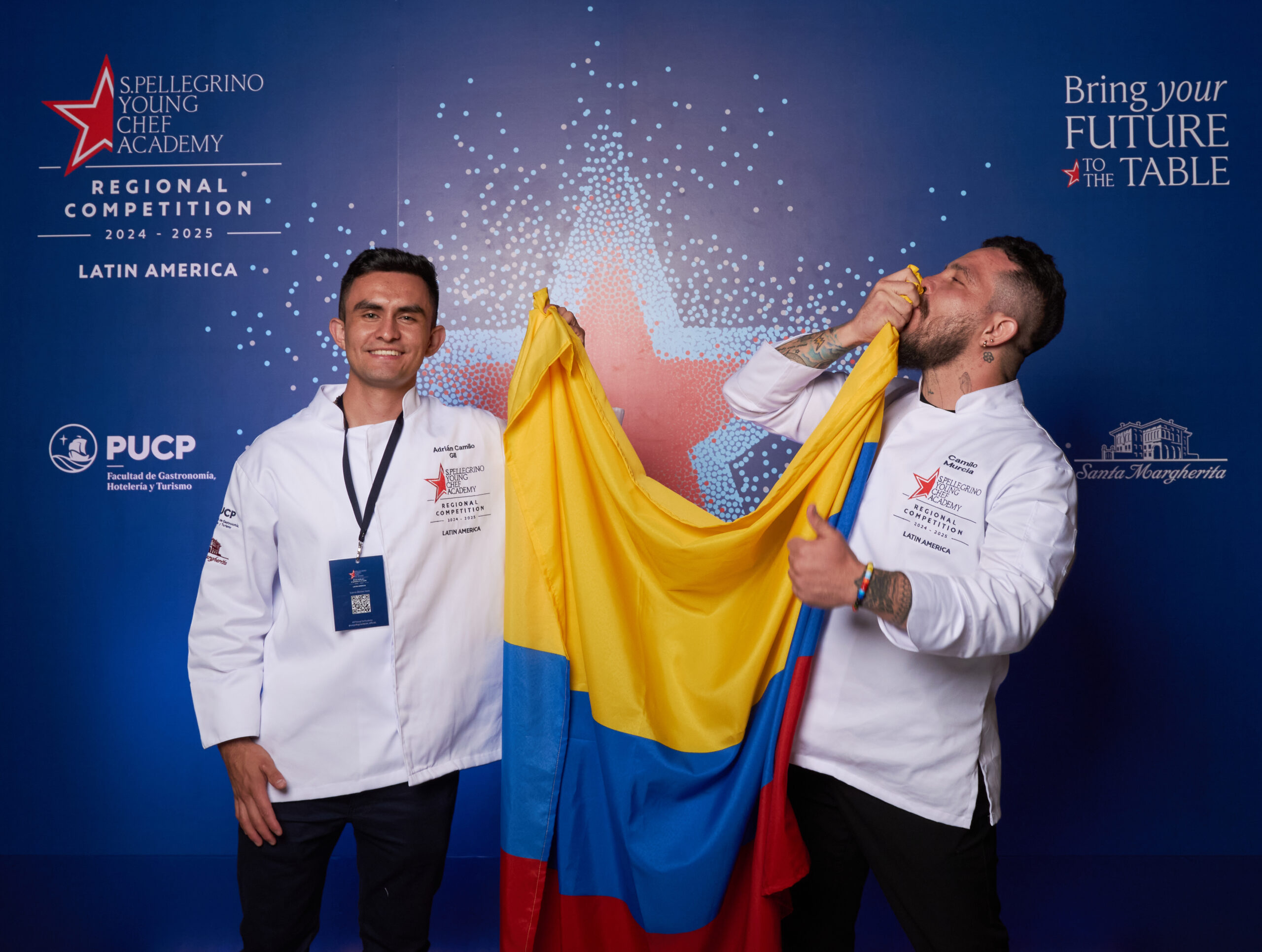 Participar en el San Pellegrino Young Chef Academy en Perú fue una experiencia inolvidable, llena de emociones, aprendizajes y momentos significativos. Desde el principio, la atmósfera del evento irradiaba una energía única, donde el talento joven y el espíritu de la innovación culinaria se encontraban en perfecta armonía. Fui como mentor de uno de los cocineros Adrian Gil, lo que me permitió no solo aportarle y guiarlo en el proceso creativo y técnico, sino también acompañarlo en un viaje personal y profesional que nos desafió y nos hizo crecer a ambos. Desde la elección de los ingredientes hasta la presentación final del plato, cada decisión reflejaba nuestra filosofía: la conexión con la tierra, el respeto por los productos locales y la pasión por contar una historia a través de cada bocado. Ver cómo mi cocinero enfrentaba los retos con valentía y determinación fue inspirador. Lo observé tomar decisiones cruciales bajo presión, equilibrar sabores y texturas, y expresar su creatividad con maestría. A lo largo de la competencia, pude sentir el orgullo de ser parte de este equipo San Pellegrino Latinoamérica, sabiendo que cada paso que daba en la cocina era un reflejo del arduo trabajo, el compromiso y la visión que compartimos. El evento no solo fue una plataforma para demostrar talento, sino también un espacio de aprendizaje. Tuvimos la oportunidad de interactuar con algunos de los chefs más reconocidos del mundo, compartiendo ideas, filosofías y técnicas, lo que enriqueció aún más nuestra experiencia. Al final, más allá de los resultados, lo que queda es el orgullo de haber sido parte de algo tan grande. La San Pellegrino Young Chef Academy nos brindó la oportunidad de mostrar al mundo nuestra esencia, nuestro amor por nuestra raíces y país, pero también nos recordó la importancia de seguir aprendiendo, creciendo y, sobre todo, disfrutando de este hermoso arte que es la cocina. Fue un honor ver cómo el esfuerzo de mi cocinero brilló en el escenario internacional, y esta experiencia, sin duda, marcará el futuro de nuestra cocina.