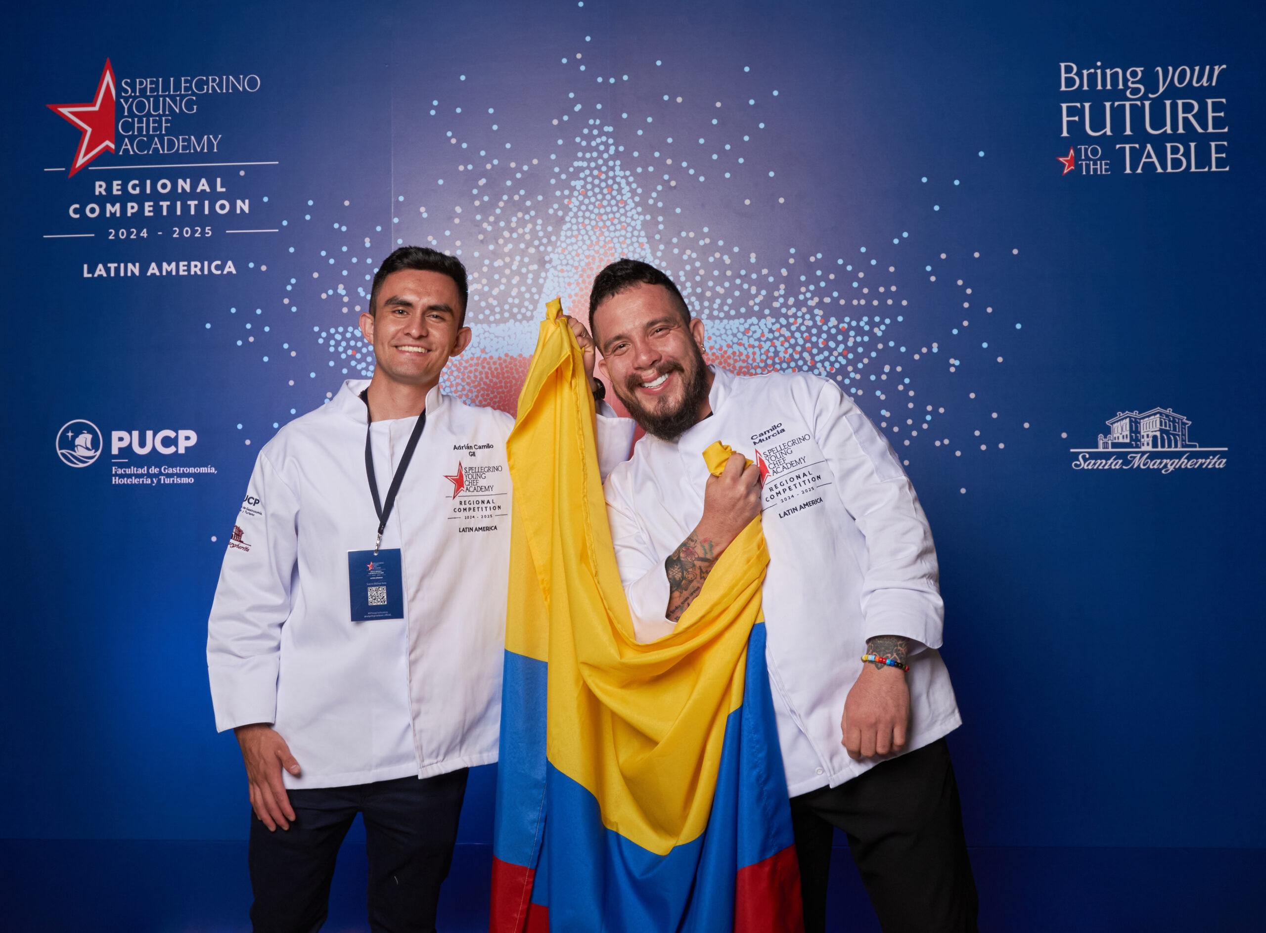 Participar en el San Pellegrino Young Chef Academy en Perú fue una experiencia inolvidable, llena de emociones, aprendizajes y momentos significativos. Desde el principio, la atmósfera del evento irradiaba una energía única, donde el talento joven y el espíritu de la innovación culinaria se encontraban en perfecta armonía. Fui como mentor de uno de los cocineros Adrian Gil, lo que me permitió no solo aportarle y guiarlo en el proceso creativo y técnico, sino también acompañarlo en un viaje personal y profesional que nos desafió y nos hizo crecer a ambos. Desde la elección de los ingredientes hasta la presentación final del plato, cada decisión reflejaba nuestra filosofía: la conexión con la tierra, el respeto por los productos locales y la pasión por contar una historia a través de cada bocado. Ver cómo mi cocinero enfrentaba los retos con valentía y determinación fue inspirador. Lo observé tomar decisiones cruciales bajo presión, equilibrar sabores y texturas, y expresar su creatividad con maestría. A lo largo de la competencia, pude sentir el orgullo de ser parte de este equipo San Pellegrino Latinoamérica, sabiendo que cada paso que daba en la cocina era un reflejo del arduo trabajo, el compromiso y la visión que compartimos. El evento no solo fue una plataforma para demostrar talento, sino también un espacio de aprendizaje. Tuvimos la oportunidad de interactuar con algunos de los chefs más reconocidos del mundo, compartiendo ideas, filosofías y técnicas, lo que enriqueció aún más nuestra experiencia. Al final, más allá de los resultados, lo que queda es el orgullo de haber sido parte de algo tan grande. La San Pellegrino Young Chef Academy nos brindó la oportunidad de mostrar al mundo nuestra esencia, nuestro amor por nuestra raíces y país, pero también nos recordó la importancia de seguir aprendiendo, creciendo y, sobre todo, disfrutando de este hermoso arte que es la cocina. Fue un honor ver cómo el esfuerzo de mi cocinero brilló en el escenario internacional, y esta experiencia, sin duda, marcará el futuro de nuestra cocina.